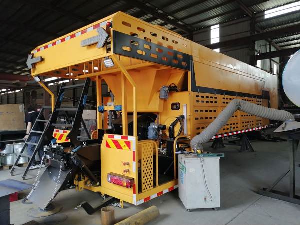 How does the asphalt gravel synchronous sealing truck spread gravel_1